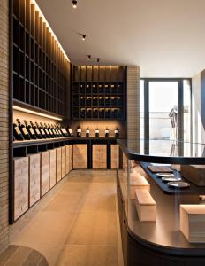 une salle de dégustation de vins avec une cave à vin dans l'établissement Château de Ferrand, à Saint-Émilion