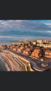 eine Luftansicht auf eine Stadt mit Strand und Gebäuden in der Unterkunft Ozana apartament in Constanţa