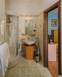 a bathroom with a sink, toilet and bathtub at Hotel Gabrini in Marina di Massa