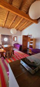 sala de estar con sofá y mesa en ETERNO SOL Loft Andino en Humahuaca