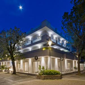 Residence Armony في ميسانو ادرياتيكو: مبنى مضاء في الليل
