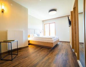 Łóżko lub łóżka w pokoju w obiekcie Finkensteiner Hof