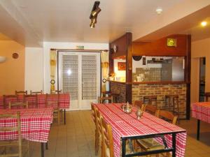een restaurant met rode en witte tafels en stoelen bij Maison de 3 chambres avec jardin amenage et wifi a Coulombs en Valois in Mary-sur-Marne