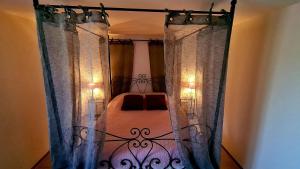 Un dormitorio con una cama con cortinas. en Appartement Caroline en Sotta