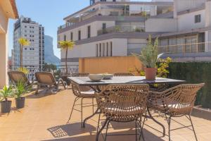 カルプにあるPaola Penthouse - Costa CarpeDiemのパティオ(テーブル、椅子付)