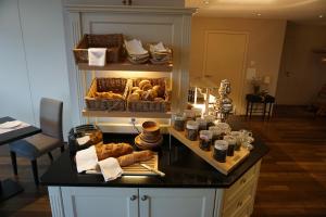 eine Küche mit einer Theke, auf der Brot und andere Lebensmittel bereitstehen in der Unterkunft Hotel Weinstube in Nendeln
