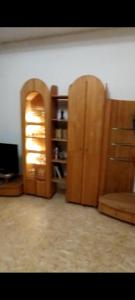 um quarto com mobiliário em madeira e uma estante de livros em Ferien-in-ruhiger-Strasse-in-Stadtteil-von-Giessen em Gießen