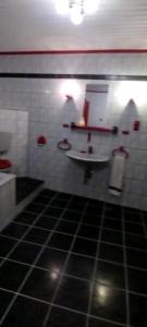 y baño con lavabo y espejo. en Ferien-in-ruhiger-Strasse-in-Stadtteil-von-Giessen en Gießen
