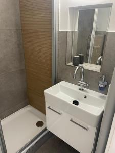 a bathroom with a sink and a shower at Deichliebe in Büsum