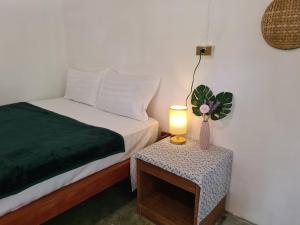 Postel nebo postele na pokoji v ubytování Phangan Villa Bungalows