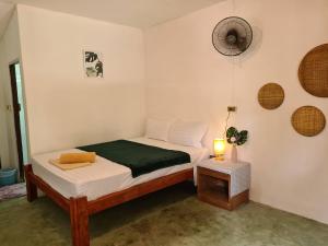 Postel nebo postele na pokoji v ubytování Phangan Villa Bungalows