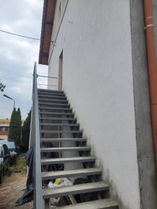 un conjunto de escaleras fuera de un edificio en Pokoje Gościnne Strażnica, en Jarosławiec