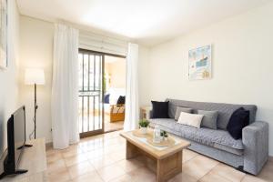 洛斯克里斯蒂亞諾斯的住宿－Home2Book Charming Castle Harbour Los Cristianos，客厅配有沙发和桌子