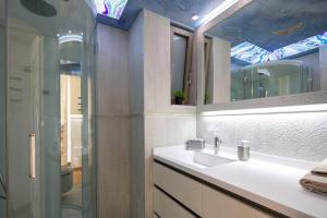 Koupelna v ubytování Ni President Suite, DeMaNi President Suites