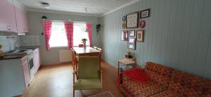 ein Wohnzimmer mit einem Sofa und einem Tisch in der Unterkunft Ekesberget Stugby Pippi Stuga in Ekshärad