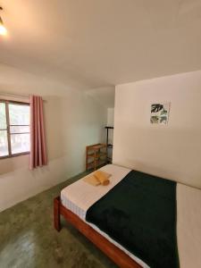 Postel nebo postele na pokoji v ubytování Phangan Villa Bungalows