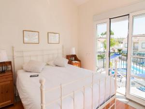 Postel nebo postele na pokoji v ubytování Bungalow Marina Deluxe + 36 fotografií