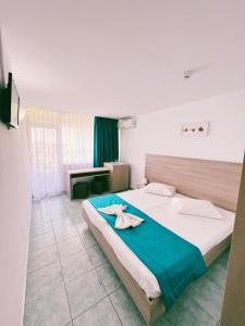 1 dormitorio con 1 cama con manta azul en Hotel Favorit, en Venus