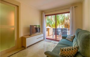 uma sala de estar com um sofá e uma televisão em Lovely Apartment In Los Alczares With Kitchen em Los Alcázares