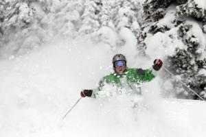 een man is aan het skiën op een sneeuw bedekte helling bij The Pinnacles Suites & Townhomes in Silver Star