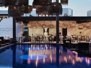 A piscina localizada em Myconian O, a Member of Design Hotels ou nos arredores