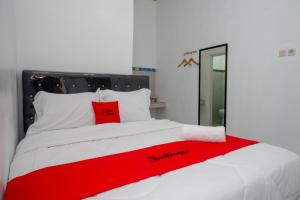 Postel nebo postele na pokoji v ubytování RedDoorz near Universitas Semarang 2