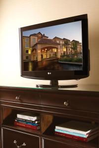 TV a/nebo společenská místnost v ubytování Ayres Hotel & Spa Moreno Valley/Riverside