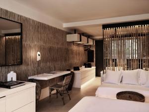 Cama ou camas em um quarto em Myconian O, a Member of Design Hotels