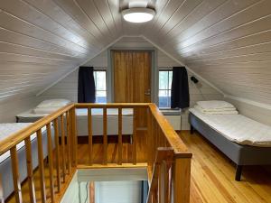 - une chambre avec 2 lits et un escalier dans une maison dans l'établissement Hillside Cottage, à Ivalo