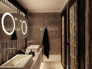 Um banheiro em Myconian O, a Member of Design Hotels