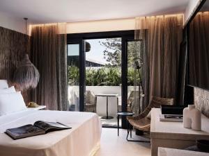 Cama ou camas em um quarto em Myconian O, a Member of Design Hotels