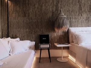 Cama ou camas em um quarto em Myconian O, a Member of Design Hotels