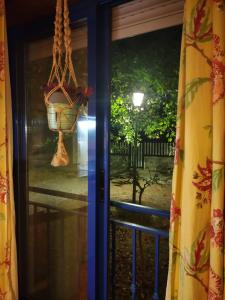 ein Fenster mit Blick auf einen Hof in der Unterkunft Templar Secrets House in Tomar