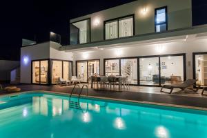 una casa con piscina frente a una casa en Villa Luxury Azul Private Pool and BBQ Corralejo By Holidays Home, en Corralejo
