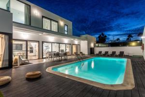 una piscina en medio de una casa en Villa Luxury Azul Private Pool and BBQ Corralejo By Holidays Home, en Corralejo