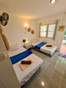 Postel nebo postele na pokoji v ubytování Phangan Villa Bungalows