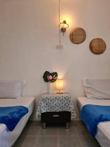 Postel nebo postele na pokoji v ubytování Phangan Villa Bungalows