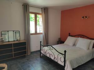 Ένα ή περισσότερα κρεβάτια σε δωμάτιο στο Les bergeries de Montestremo