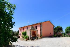 un gran edificio rosa con planta Aveth en Agriturismo Baticci, en Pancole
