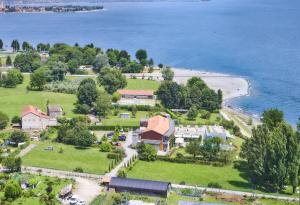 z góry widok na dom nad oceanem w obiekcie Tullio Hotel w mieście Gravedona