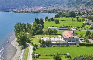 eine Luftansicht eines Hauses am Ufer eines Sees in der Unterkunft Tullio Hotel in Gravedona