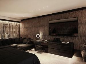 Uma área de estar em Myconian O, a Member of Design Hotels