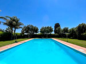 - une grande piscine dans une cour arborée dans l'établissement Agricantus 2000, à Capoterra