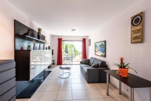 een woonkamer met een bank en een tafel bij Calvaro - Appartement classé 5 étoiles - vue mer in Calvi