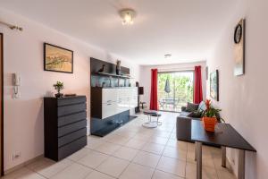 ein Wohnzimmer mit einem Sofa und einem Tisch in der Unterkunft Calvaro - Appartement classé 5 étoiles - vue mer in Calvi