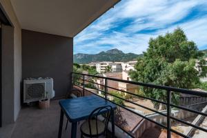 En balkong eller terrasse på Calvaro - Appartement classé 5 étoiles - vue mer