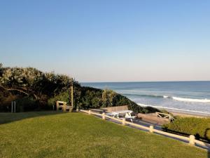 un parque con bancos y el océano al fondo en 83 @ The Dunes, en Plettenberg Bay