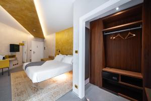 Телевизор и/или развлекательный центр в Carrick Hotel Camogli Portofino Coast