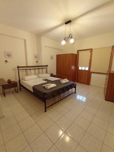 1 dormitorio con 1 cama en una habitación en Sofirene I, en Batsi