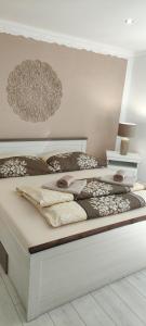 una camera da letto con un grande letto bianco con coperte e cuscini di Chata u kolára a Malatiná